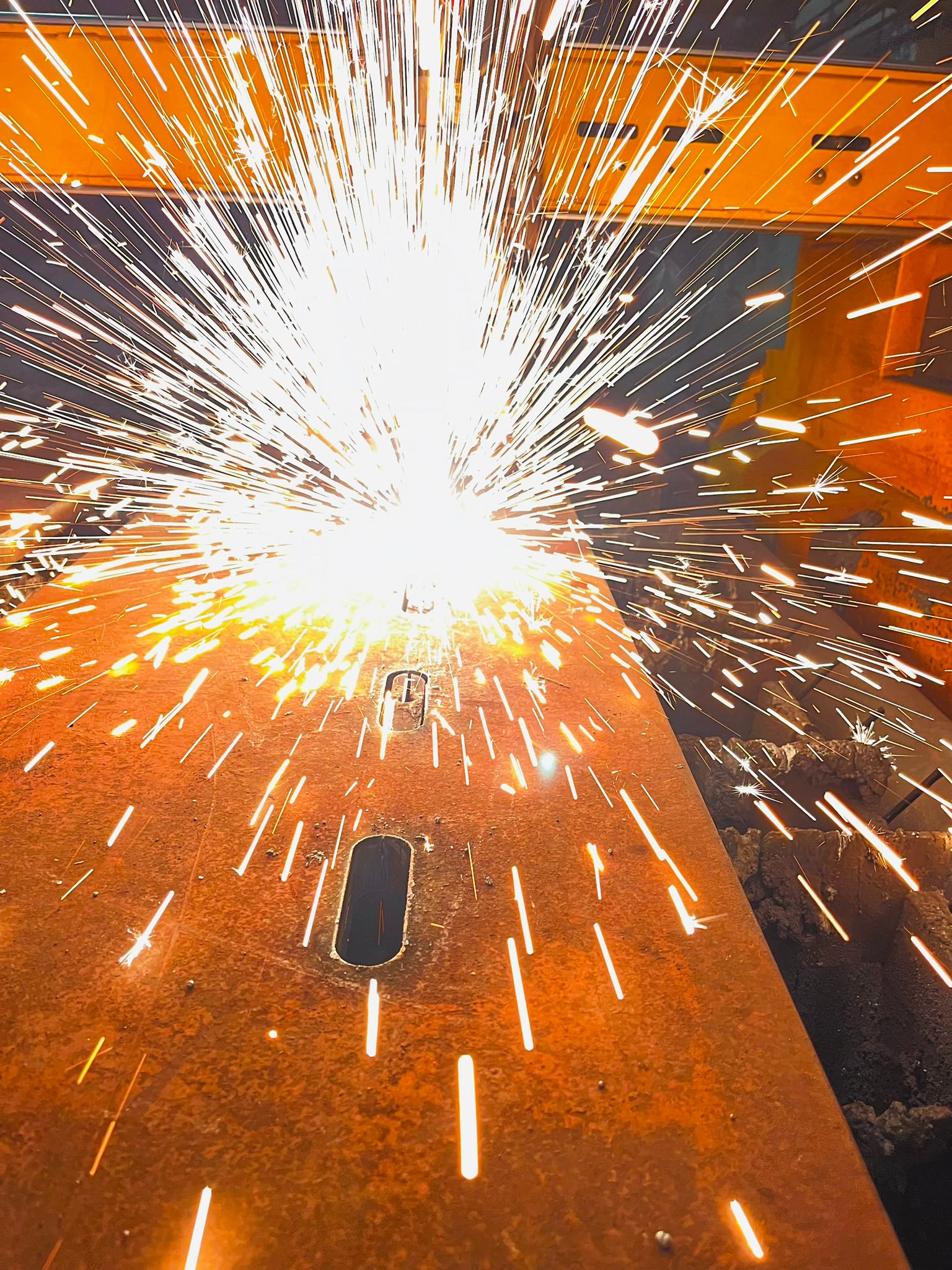 Kıvılcımlı CNC kesim işlemi